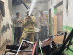 Petugas-Damkar-melakukan-pembasahan-di-lokasi-kebakaran-Desa-Batankrajan.jpg