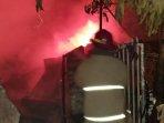 Petugas-Damkar-saat-memadamkan-api-di-gudang-rosok-di-kediri.jpg