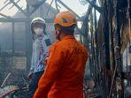 Petugas-Damkar-saat-memadamkan-api-yang-membakar-rumah-di-Bojonegoro.jpg