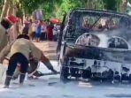 Petugas-Dindamkarmat-Bojonegoro-saat-memadamkan-api-yang-membakar-mobil-pikap-pengangkut-solar.jpg