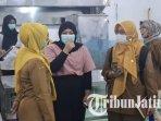 Petugas-Dinkes-Kota-Kediri-melakukan-pemeriksaan-langsung-di-sejumlah-dapur-SPPG.jpg
