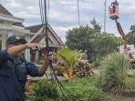 Petugas-Dishub-Kabupaten-Madiun-tengah-membredel-kabel-Fiber-Optik.jpg