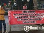 Petugas-Disperindag-Kota-Blitar-memasang-papan-pemberitahuan-pedagang-pasar-tumpah-di-Jalan-Anggrek.jpg