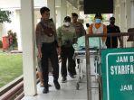 Petugas-IGD-RSUD-Syamrabu-Bangkalan-yang-dikawal-anggota-Polres-Bangkalan.jpg