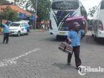 Petugas-Jasa-Angkut-di-Penumpang-Terminal-Purabaya.jpg