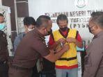 Petugas-Kejari-Tulungagung-melepaskan-borgol-Saluran56.jpg