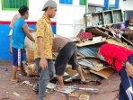 Petugas-Lapas-I-Surabaya-melakukan-bersih-bersih-kamar-hunian-warga-binaan.jpg