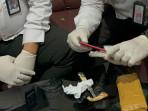 Petugas-Lapas-Kelas-IIB-Tulungagung-Jawa-Timur-memeriksa-telepon-genggam.jpg