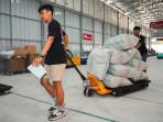 Petugas-Lion-Parcel-terlihat-tengah-memindahkan-tumpukan-paket-sparepart-di-gudang-Surabaya.jpg