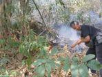 Petugas-Memadamkan-Kebakaran-di-Bukit-Tunggangan.jpg