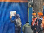 Petugas-PT-KAI-Daop-8-Surabaya-memasang-papan-informasi-penertiban-pada-rumah-dinas.jpg