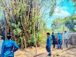 Petugas-Pemadam-Kebakaran-Damkar-Sampang-saat-memadamkan-api-yang-tengah-membakar-lahan-bambu.jpg