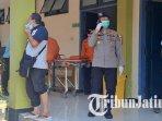 Petugas-Polairud-Polres-Tuban-bersama-tim-medis-mengevakuasi-jenazah-nelayan-hilang.jpg