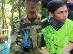 Petugas-Polhut-menujukkan-foto-mahasiswa-asal-Pasuruan-yang-hilang-di-Bukit-Krapyak.jpg