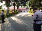 Petugas-Polres-Blitar-Kota-berjaga-di-pintu-masuk-Rumah-Dinas-Wali-Kota-Blitar.jpg