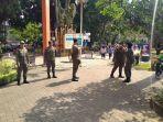 Petugas-Satpol-PP-Kota-Malang-tertibkan-PKL-yang-berjualan-di-sekitar-Alun-alun.jpg