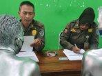 Petugas-Satpol-PP-Pemkab-Nganjuk-melakukan-razia-dan-mengamankan-dua-orang-manusia-silver.jpg