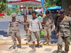 Petugas-Satpol-PP-Tuban-saat-mengamankan-pria-diduga-ODGJ.jpg