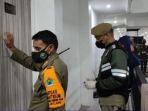 Petugas-Satpol-PP-mengetuk-pintu-sebuah-kamar-penginapan-saat-razia-pelanggaran-Perda.jpg