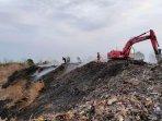 Petugas-berupaya-memadamkan-api-yang-membakar-gunungan-sampah-di-TPA-Banjardowo-Jombang.jpg