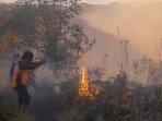 Petugas-berusaha-memadamkan-api-yang-membakar-kawasan-bromo.jpg