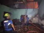 Petugas-damkar-memadamkan-api-di-rumah-Sugeng-Dwi-Atmono.jpg