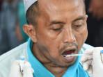 Petugas-dari-Biddokkes-Polda-Jatim-mengambil-sampel-DNA-keluarga-korban-bangunan-yang-ambruk.jpg