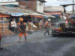 Petugas-dari-DPUPRPKP-Kota-Malang-melakukan-penambalan-di-ruas-jalan.jpg