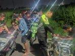 Petugas-dari-Polres-Kediri-saat-razia-balap-liar-di-Jalan-Raya-Kediri-Jombang.jpg