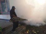 Petugas-fogging-melakukan-pengasapan-di-lingkungan-warga-DusunDesa-Gilang.jpg