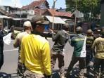 Petugas-gabungan-Satpol-PP-Damkar-Tuban-bersama-instansi-terkait-saat-menertibkan-reklame.jpg