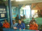 Petugas-gabungan-bertemu-nelayan-yang-jadi-korban-tenggelam.jpg