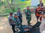 Petugas-gabungan-mengevakuasi-satu-wisatawan-asal-Surabaya-yang-tenggelam-di-Pantai-Modangan-malang.jpg