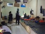 Petugas-gabungan-menggeledah-kamar-hunian-warga-binaan-Lapas-Kelas-I-Madiun.jpg