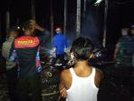 Petugas-gabungan-sedang-padamkan-api-yang-membakar-kandang-ayam.jpg