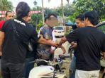 Petugas-kepolisian-saat-menangkap-dukun-pelaku-pencabulan-di-Kabupaten-Inhu-Riau.jpg