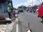 Petugas-kepolisian-sedang-melakukan-olah-TKP-di-Jalan-Raya-Kecamatan-Dampit.jpg