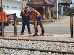 Cegah Kecelakaan Kereta Api, Dishub Blitar Normalisasi 5 Perlintasan Liar: Dipasangi Patok Besi
