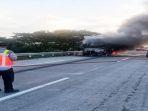 Petugas-mengevakuasi-bus-Pahala-Kencana-yang-terbakar-di-Tol-Surabaya-Mojokerto-Rabu.jpg