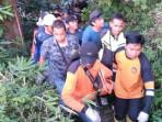 Petugas-mengevakuasi-jasad-korban-meninggal-dari-mobil-Innova-yang-terjun-ke-jurang-Pacet.jpg