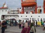 Petugas-mengevakuasi-korban-insiden-kebakaran-ruang-kantin-bawah-kapal-KM-Sabuk-Nusantara-91.jpg