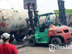 Petugas-mengevakuasi-truk-tangki-LPG-yang-terguling-di-ruas-jalan-Surabaya-Mojokerto.jpg
