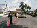 Petugas-menutup-simpang-tiga-Besuki-akses-JLS-Tulungagung-Trenggalek.jpg