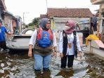 Petugas-nakes-melakukan-pemeriksaan-kesehatan-bagi-warga-terdampak-banjir-di.jpg