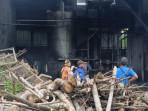 Petugas-pemadam-kebakaran-melakukan-pembahasan-di-lokasi-kebakaran-mesin-boiler-pabrik-triplek.jpg