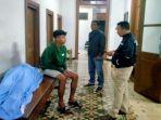 Petugas-polisi-saat-mengevakuasi-jenazah-pekerja-hotel-slamet-yang-meninggal-dunia.jpg