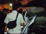 Petugas-saat-melakukan-evakuasi-terhadap-sopir-minibus-Daihatsu-Luxio.jpg