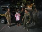 Petugas-saat-membawa-PSK.jpg