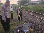 Petugas-saat-mengevakuasi-jenazah-pria-tanpa-identitas-yang-berada-di-rel-kereta-api.jpg