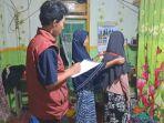 Petugas-saat-mengukur-seragam-siswa-yang-hendak-masuk-sekolah-rakyat.jpg